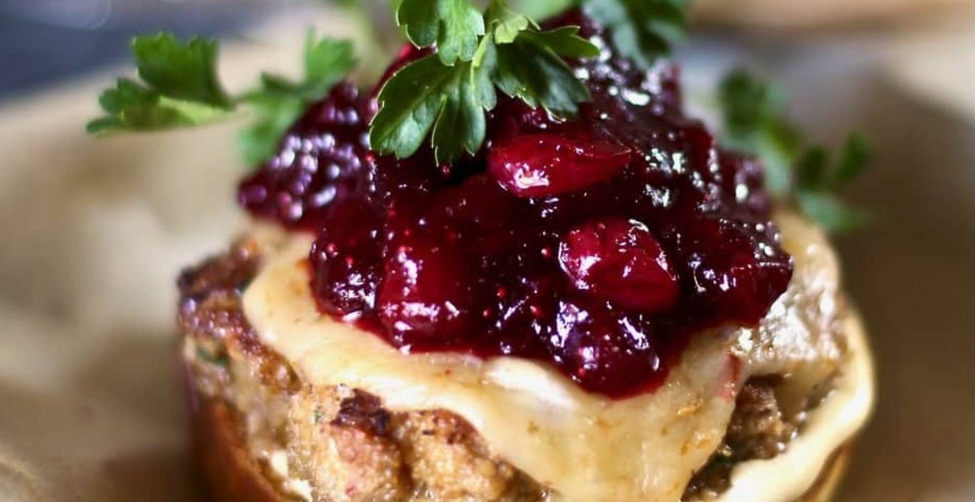 Turkey Burger with Cranberry Sauce Over Lettuce, Baked Fries (PRO)